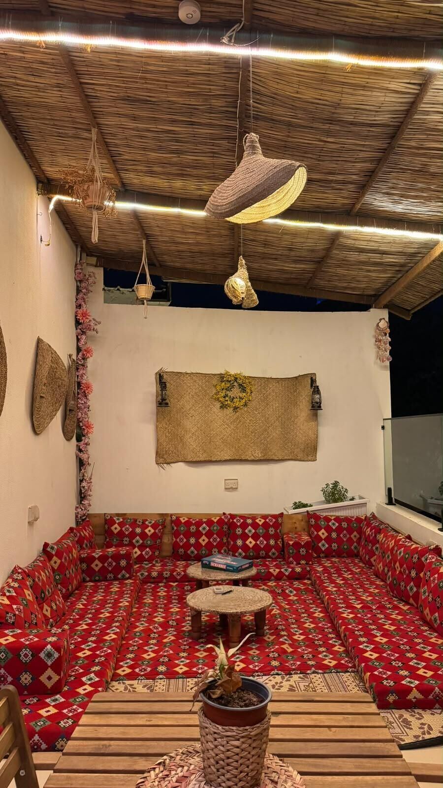 Die Dachterrassen-Majlis bei Nacht